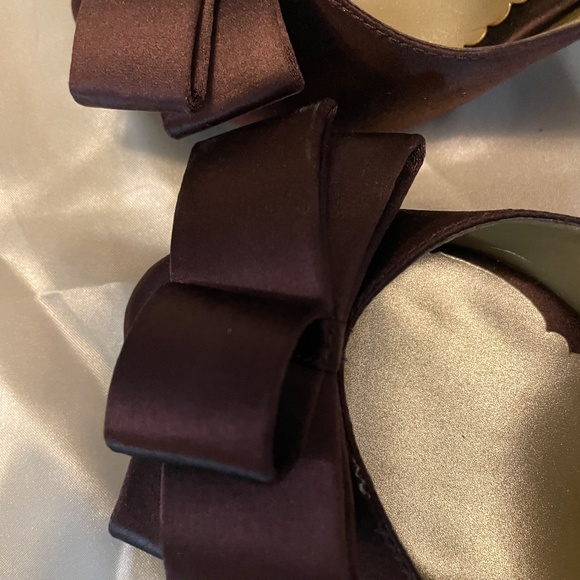 Me Too Rich Brown Satin Peep Toe 4" Heels Size 7M - Picture 2 of 9